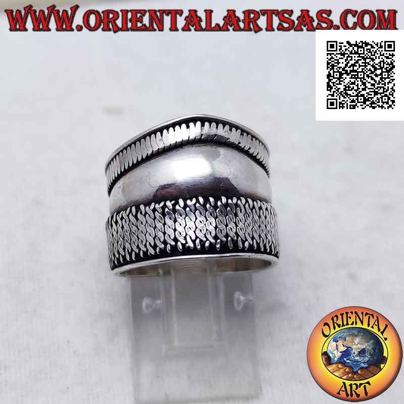 Bague large bande en argent avec une pointe et un entrelacement vertical d'un côté, Bali