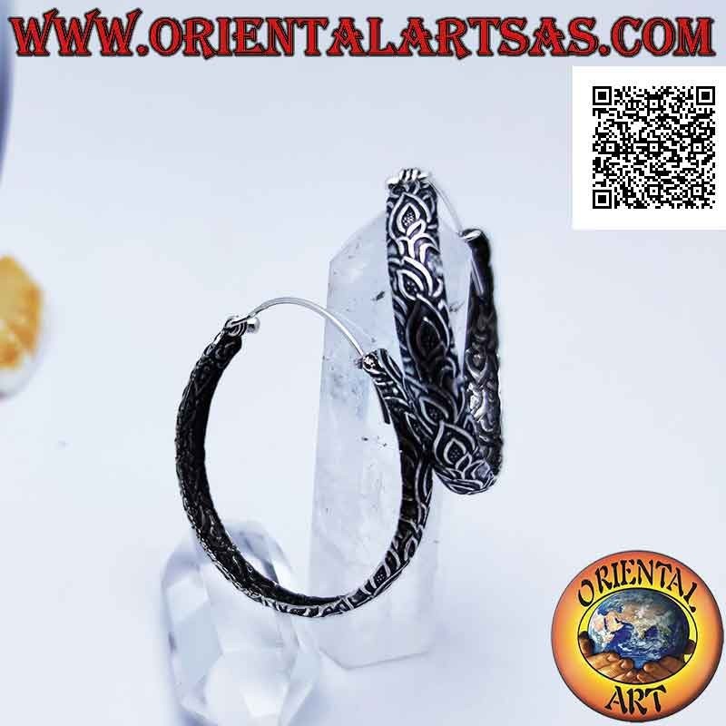 Orecchini in argento a cerchio largo bombato a decorazione floreale ossidata da 40 mm