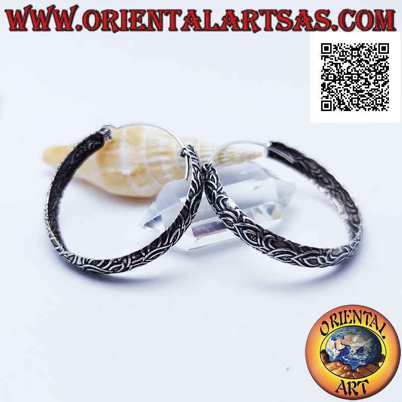 Orecchini in argento a cerchio largo bombato a decorazione floreale ossidata da 40 mm