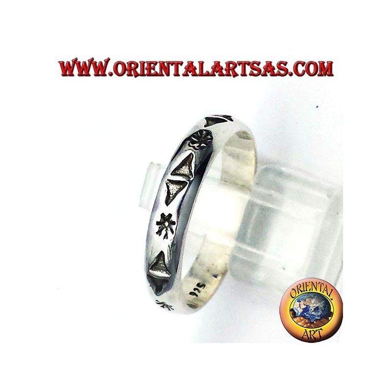anillo de plata, estrella tallada y triángulos