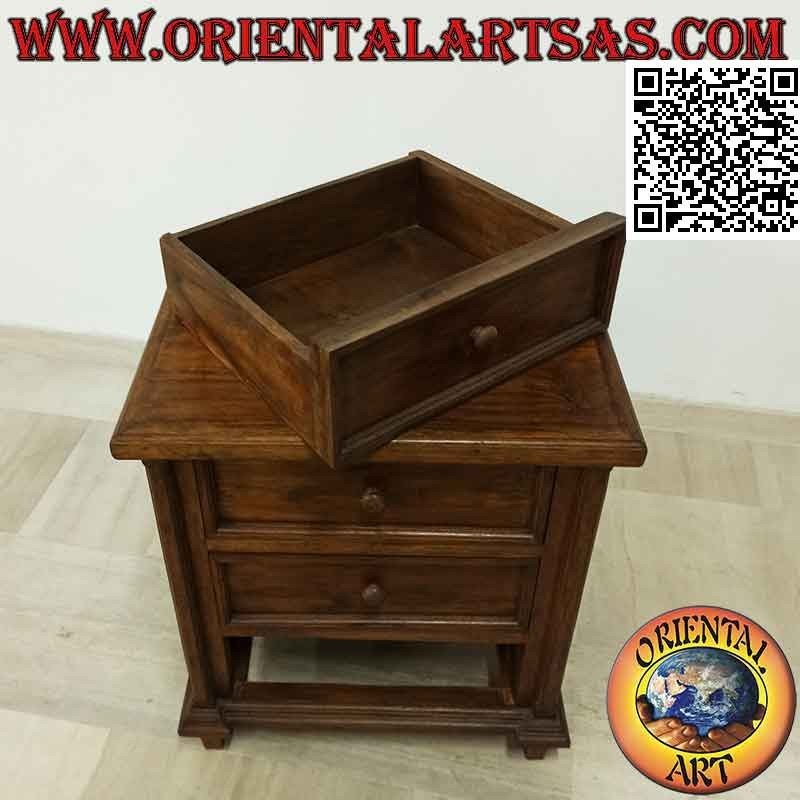 Comodino a tre cassetti rientranti e piedi bassi quadrati in legno di teak