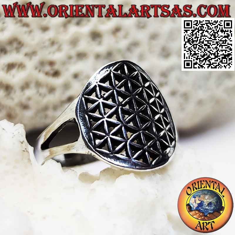 Bague en argent lisse avec fleur de vie ajourée attachée à deux