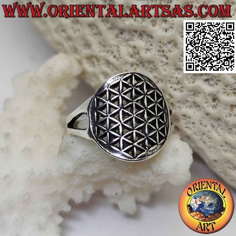 Anello in argento liscio con fiore della vita traforato agganciato a due