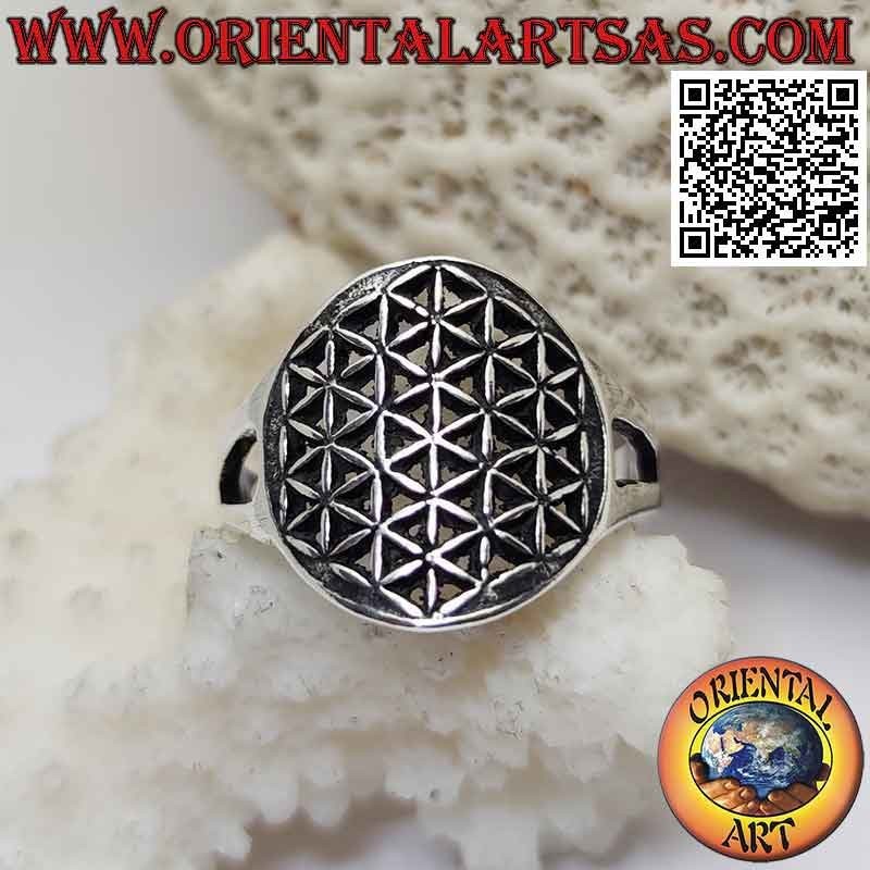 Anillo de plata lisa con flor de la vida calada unida a dos