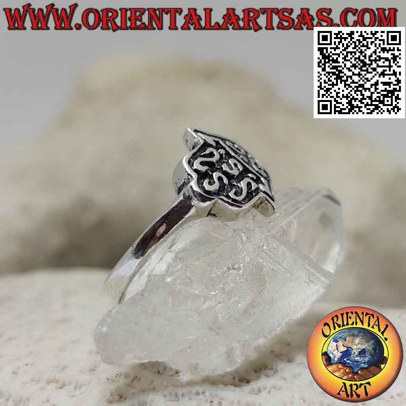 Silver ring with horizontal hand of Fatima decorated in bas-relief
