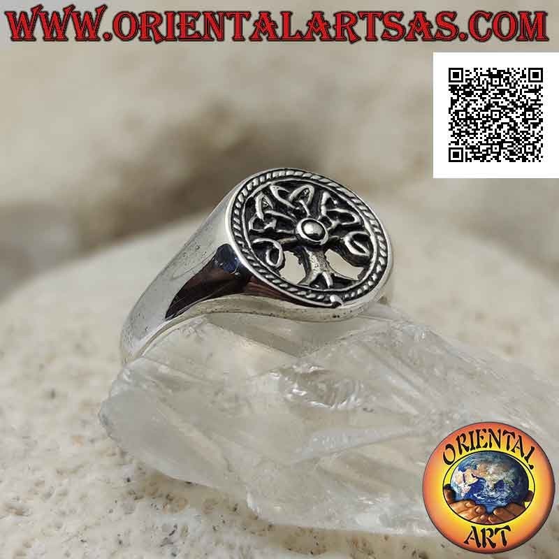 Silberring mit Lebensbaum im durchbrochenen Kreis und gepunkteter Dekoration