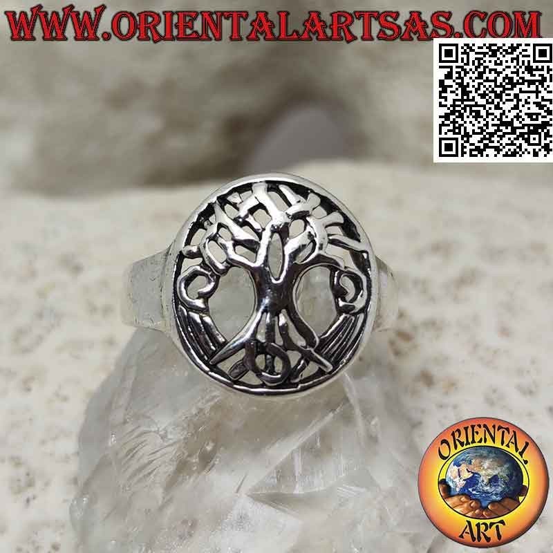 Anello in argento liscio con albero della vita Yggdrasil nell'ovale traforato