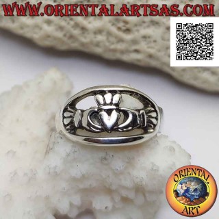 Anello in argento Claddagh (simbolo celtico di Amore Lealtà ed Amicizia) nell'ovale traforato