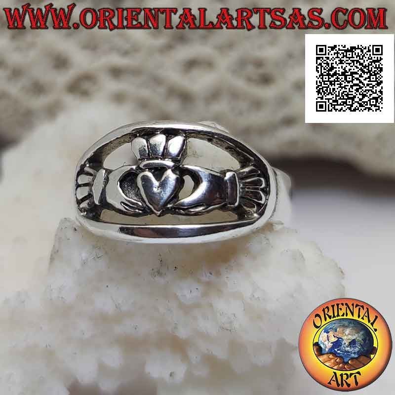 Bague Claddagh en argent (symbole celtique de l'amour, de la loyauté et de l'amitié) dans l'ovale ajouré