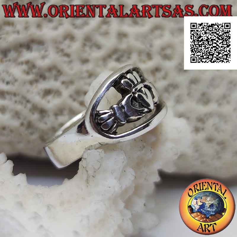 Bague Claddagh en argent (symbole celtique de l'amour, de la loyauté et de l'amitié) dans l'ovale ajouré