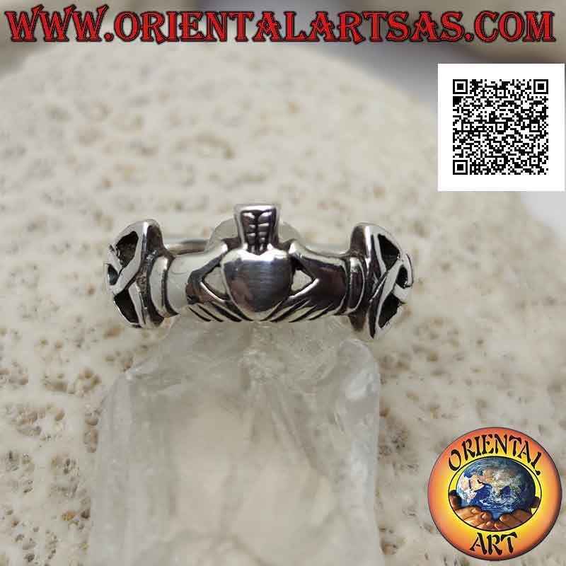 Bague en argent Irish Claddagh (Love Loyalty and Friendship) avec des nœuds tyrone sur les côtés