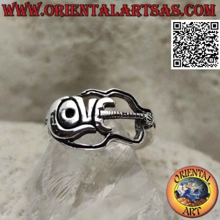 Anello in argento a forma di chitarra elettrica con scritta "Love"