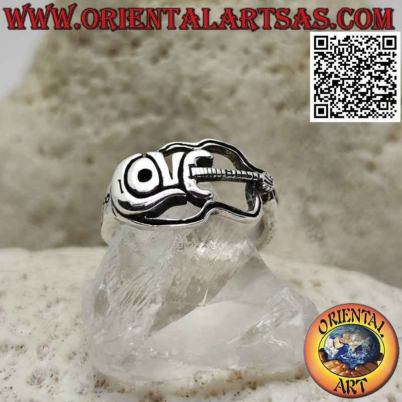Anello in argento a forma di chitarra elettrica con scritta "Love"