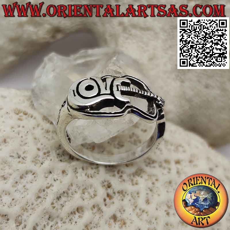Anello in argento a forma di chitarra elettrica con scritta "Love"