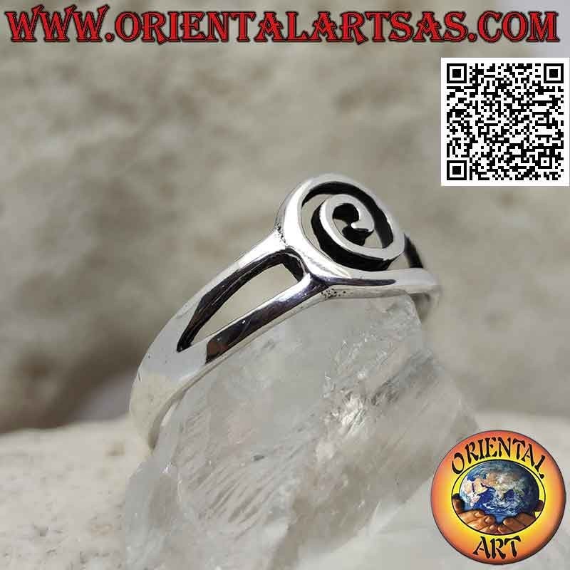 Silberring mit perforierter Spirale an zwei befestigt
