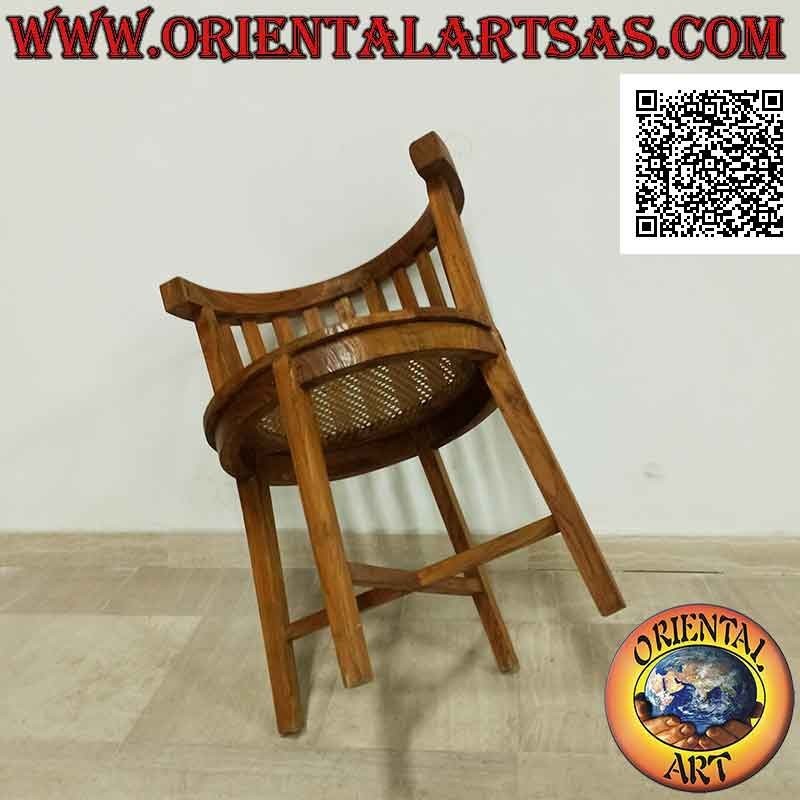 Fauteuil rond avec dossier semi-circulaire en lattes de bois de teck et assise en paille viennoise