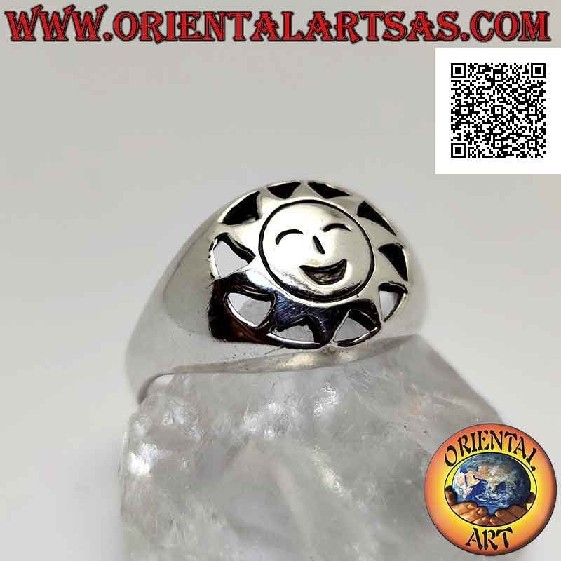 Bague en argent, en forme de soleil avec visage souriant gravé dans le cercle perforé