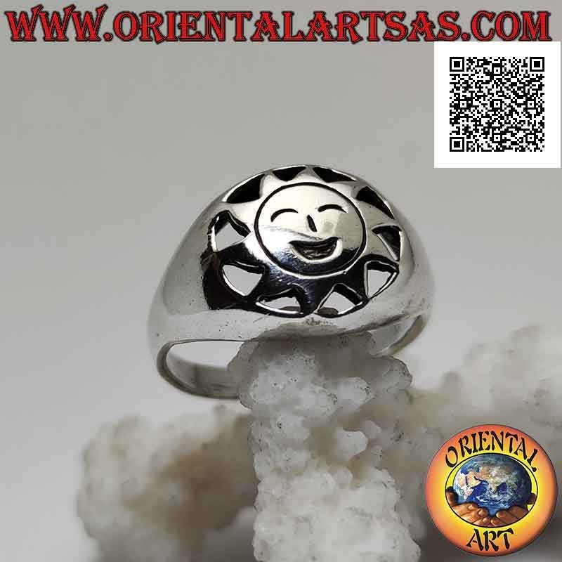 Silberner Ring, geformte Sonne mit lächelndem Gesicht, eingraviert in den perforierten Kreis