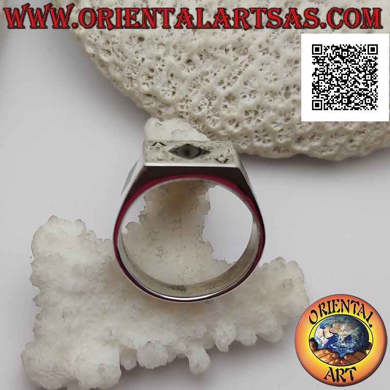 Anillo liso cuadrado de plata con as de diamantes de ónix al ras del borde central y a los lados
