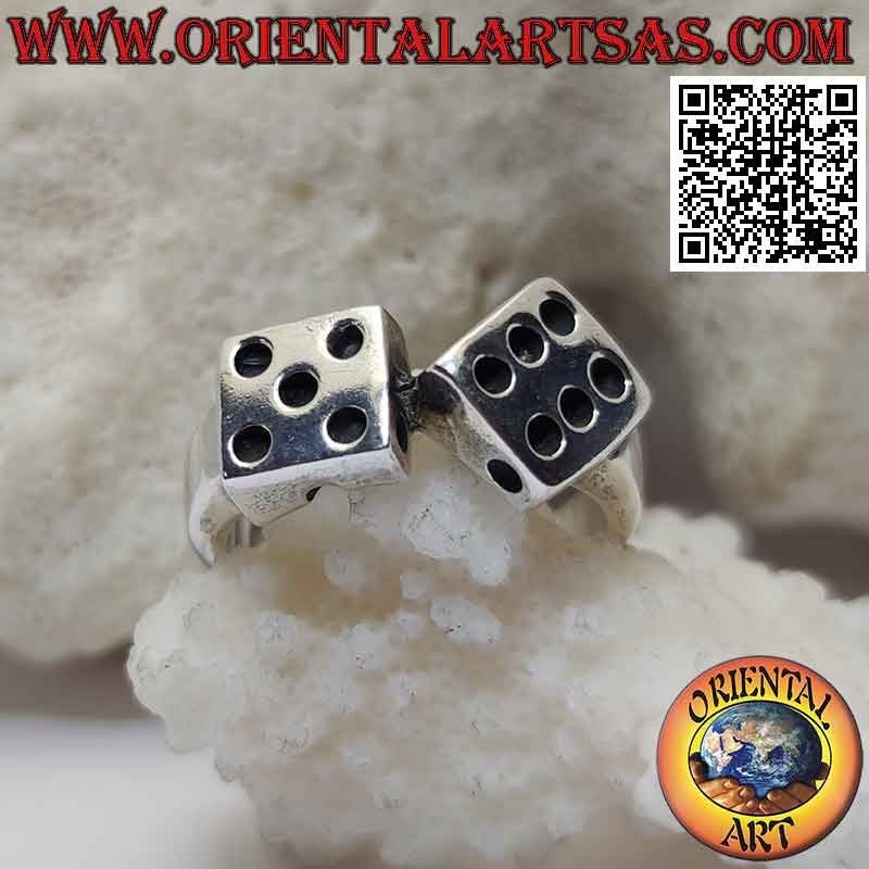 Bague en argent en forme de paire de dés à pois gravés