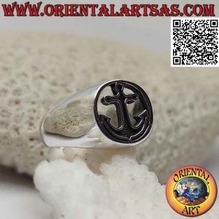 Bague en argent lisse avec ancre en bas-relief dans le cercle percé