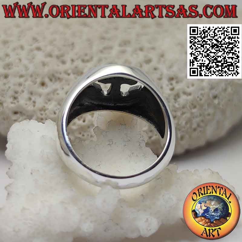 Anillo de plata lisa con ancla en bajorrelieve en el círculo perforado