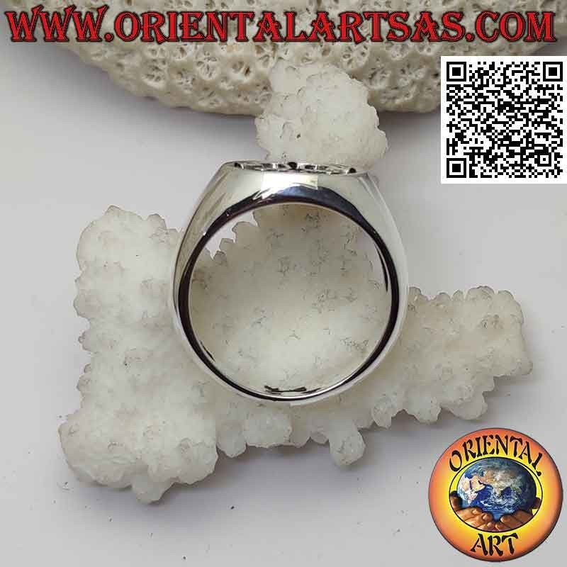 Anillo de plata lisa con ancla en bajorrelieve en el círculo perforado