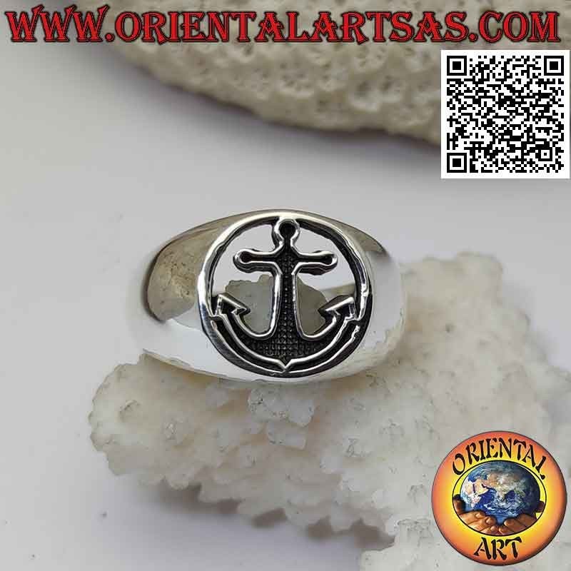 Anillo de plata lisa con ancla en bajorrelieve en el círculo perforado