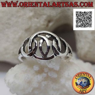 Glatter perforierter Silberring mit dreifach ineinander verschlungenen Kreisen und rosa Schleife im Inneren