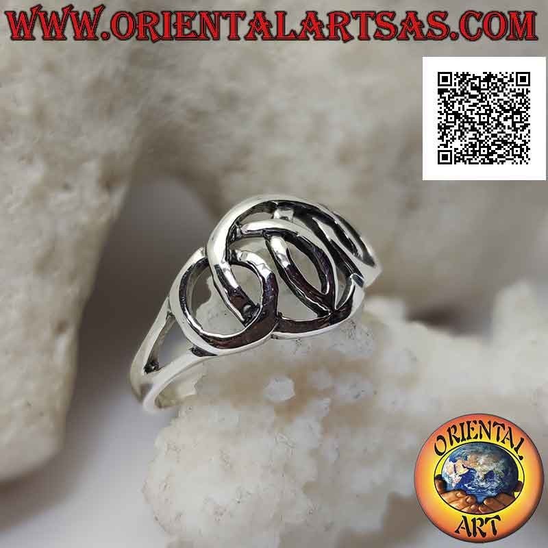 Bague en argent lisse perforée avec trois cercles entrelacés et un nœud rose à l'intérieur