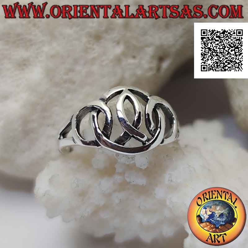 Anillo de plata perforada lisa con círculos entrelazados triples y lazo rosa en el interior