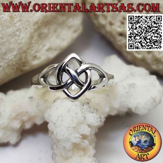 Anillo de plata lisa con infinito atravesado por una elipse puntiaguda