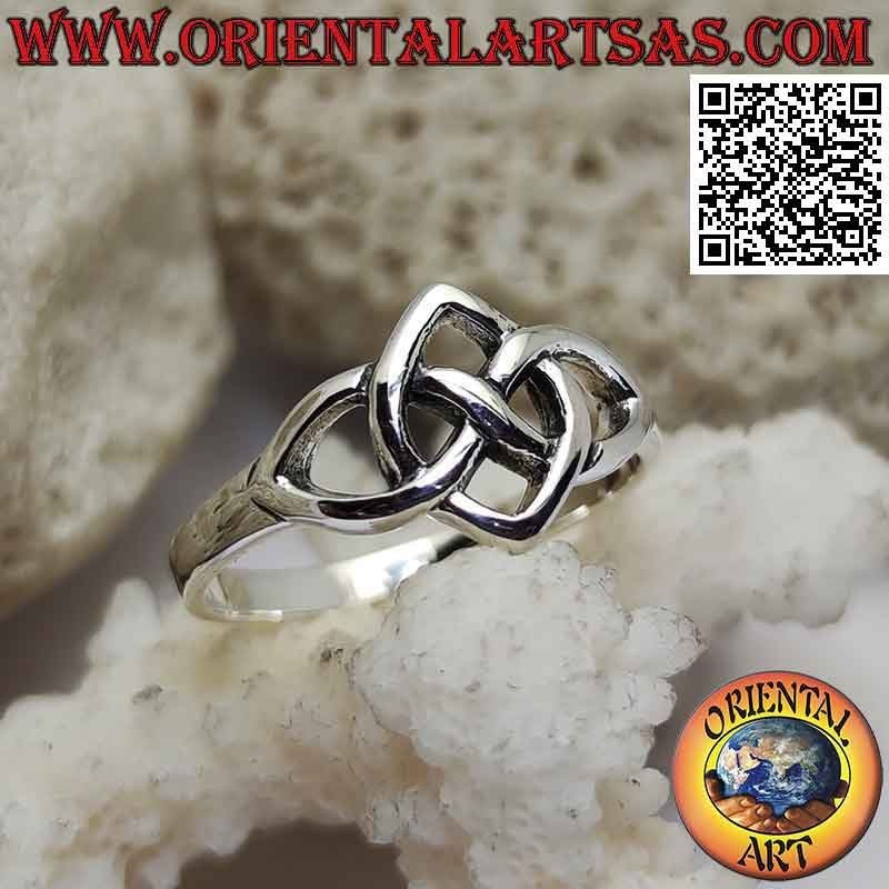 Anillo de plata lisa con infinito atravesado por una elipse puntiaguda