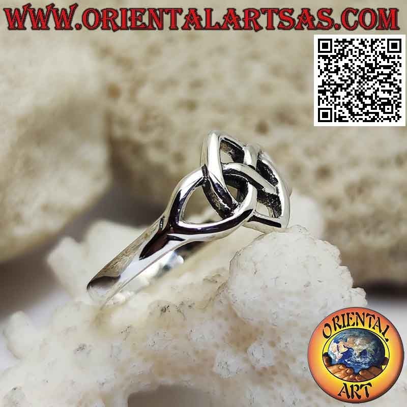 Anello in argento liscio con infinito attraversato da un ellisse appuntito