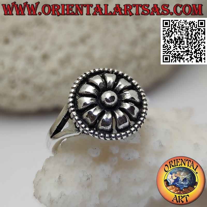Anillo de plata con flor étnica redondeada lisa redondeada