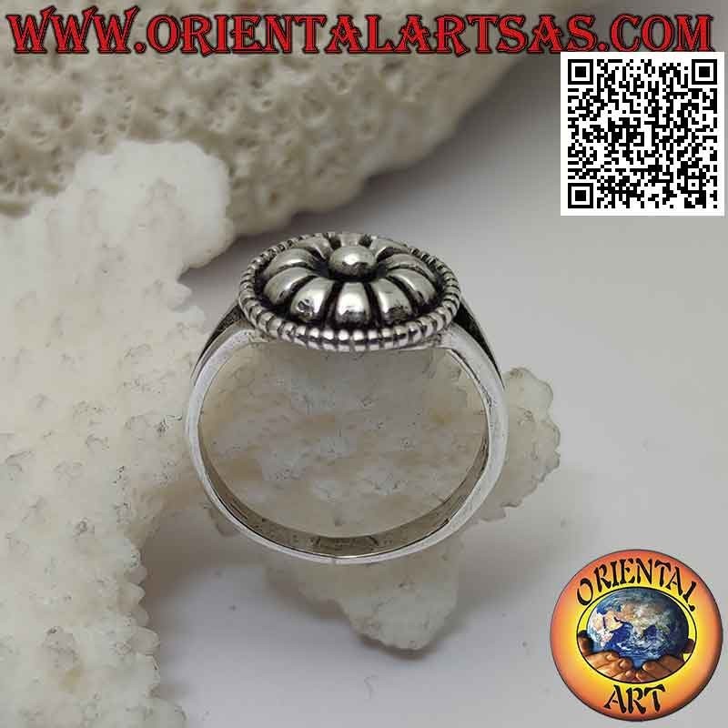 Anillo de plata con flor étnica redondeada lisa redondeada