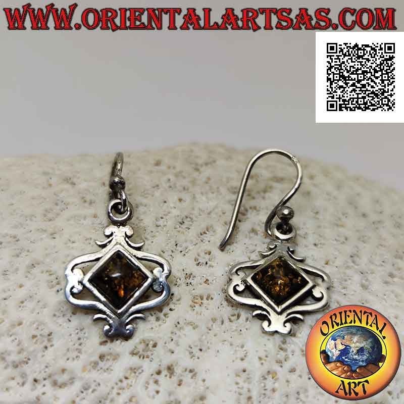 Orecchini in argento liscio a monachella con ambra quadrata romboidale e linee sinuose barocche