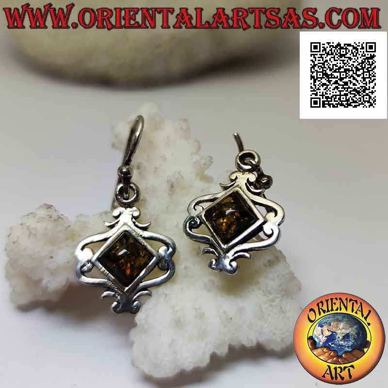 Orecchini in argento liscio a monachella con ambra quadrata romboidale e linee sinuose barocche