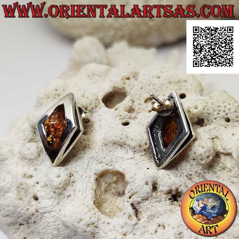 Orecchini in argento da lobo con ambra romboidale allungata cabochon contornata da bordo liscio spesso