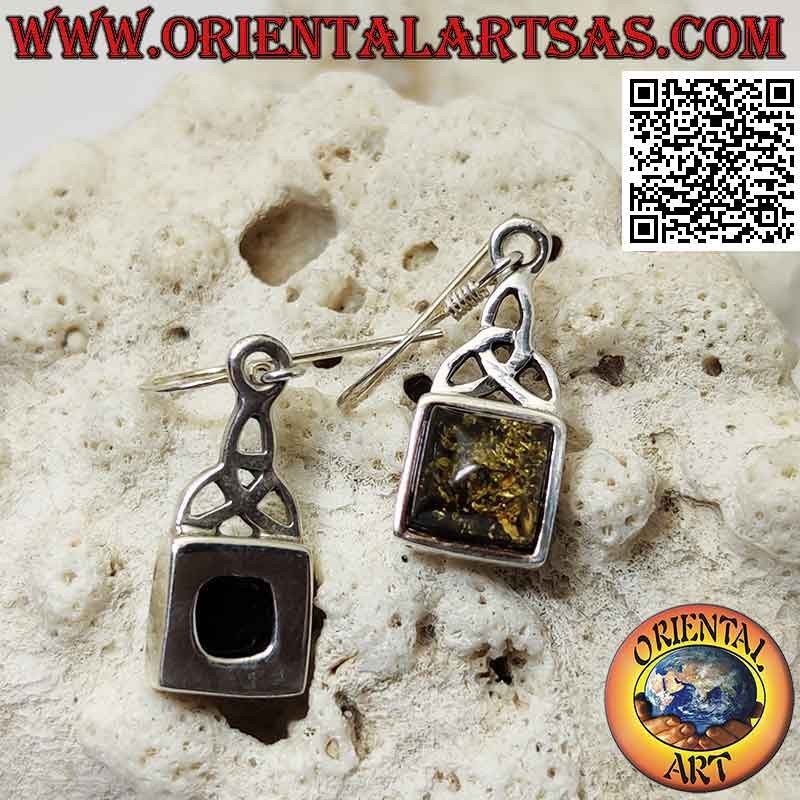 Orecchini in argento a monachella con ambra quadrata cabochon e nodo di Tyrone sopra