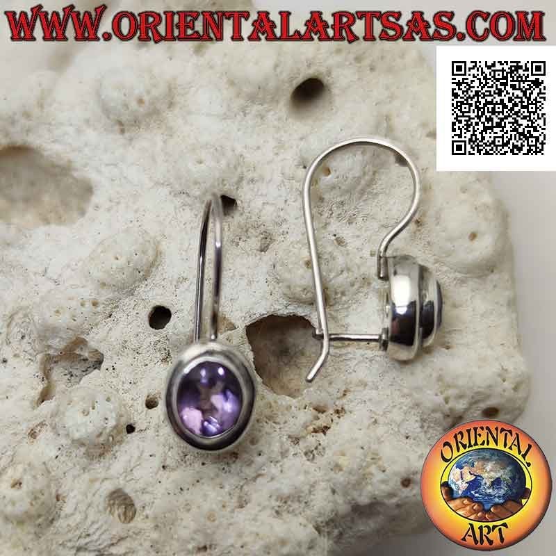 Orecchini in argento a monachella con ametista ovale sfaccettata contornata da doppio bordo liscio