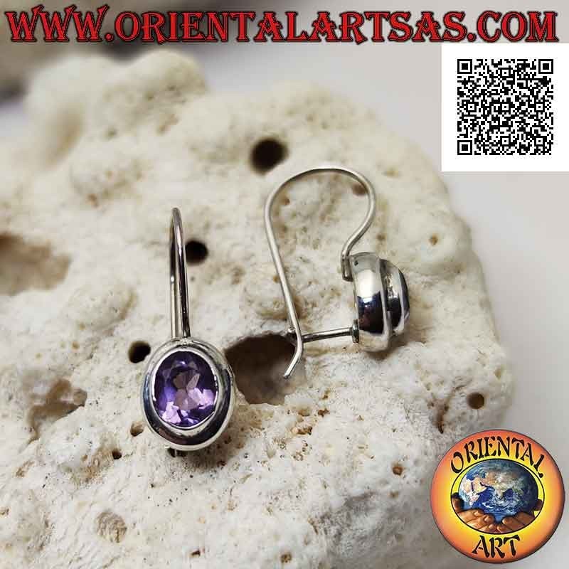 Orecchini in argento a monachella con ametista ovale sfaccettata contornata da doppio bordo liscio