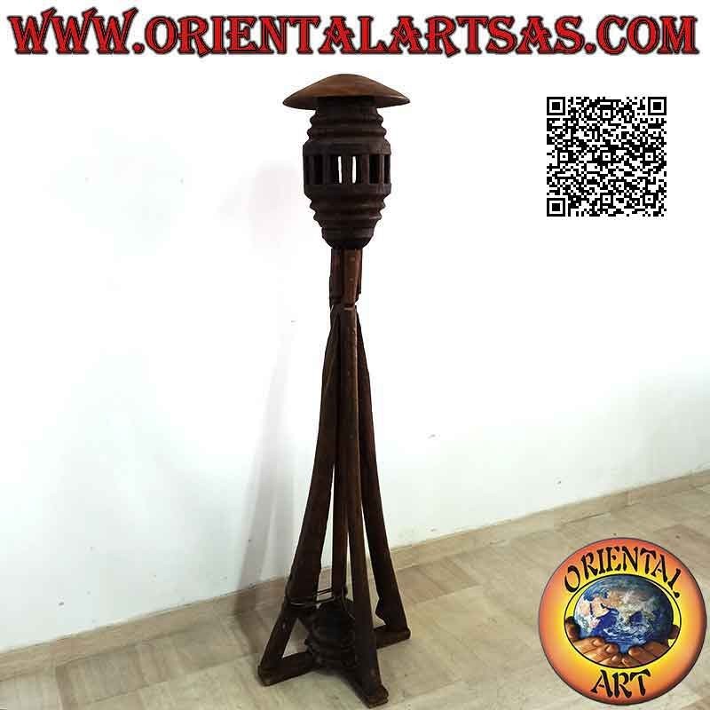 Lámpara de pie con cuatro pies unidos y campana fabricada con antiguos ejes de vagón de madera maciza.
