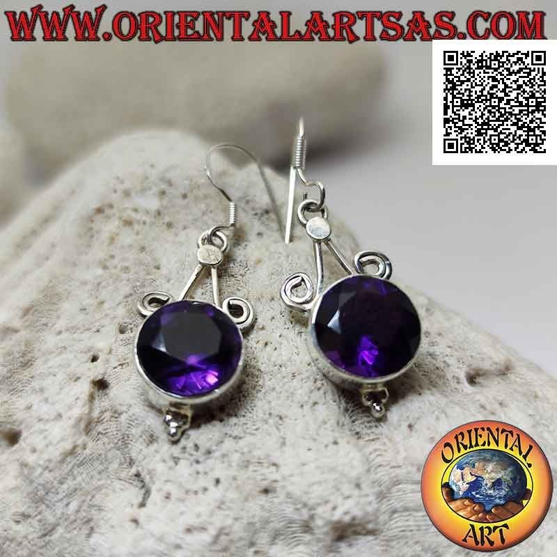 Haken Sie silberne Ohrringe mit rundem, facettiertem Amethyst ein, der an zwei Haken befestigt ist, und mit drei Kugeln darunter
