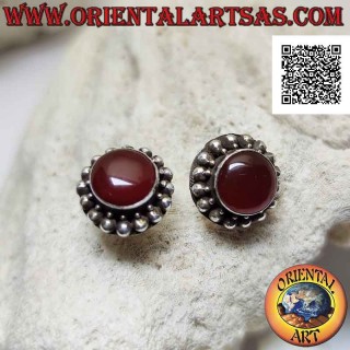 Boucles d'oreilles lobe en argent avec cornaline cabochon rond entouré de sphères d'argent