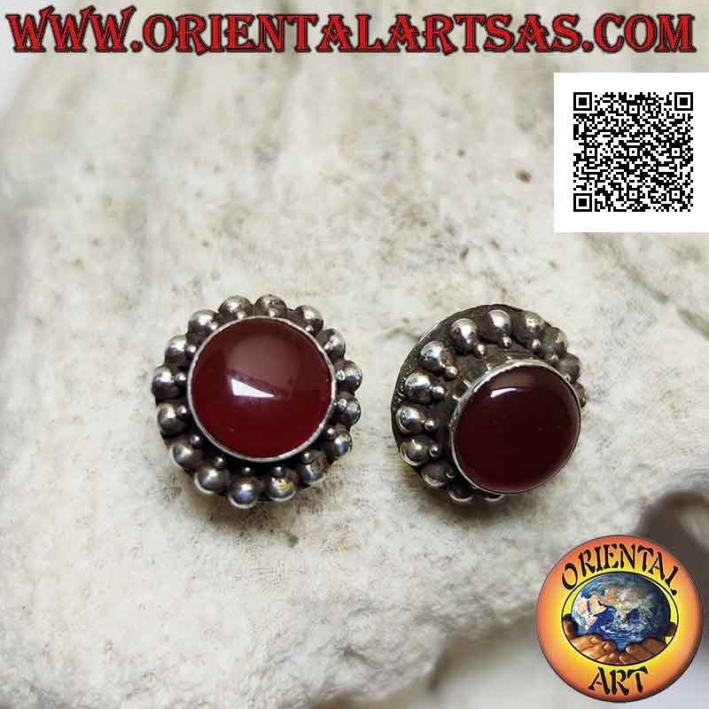 Pendientes de lóbulo de plata con cornalina de cabujón redondo rodeada de esferas de plata