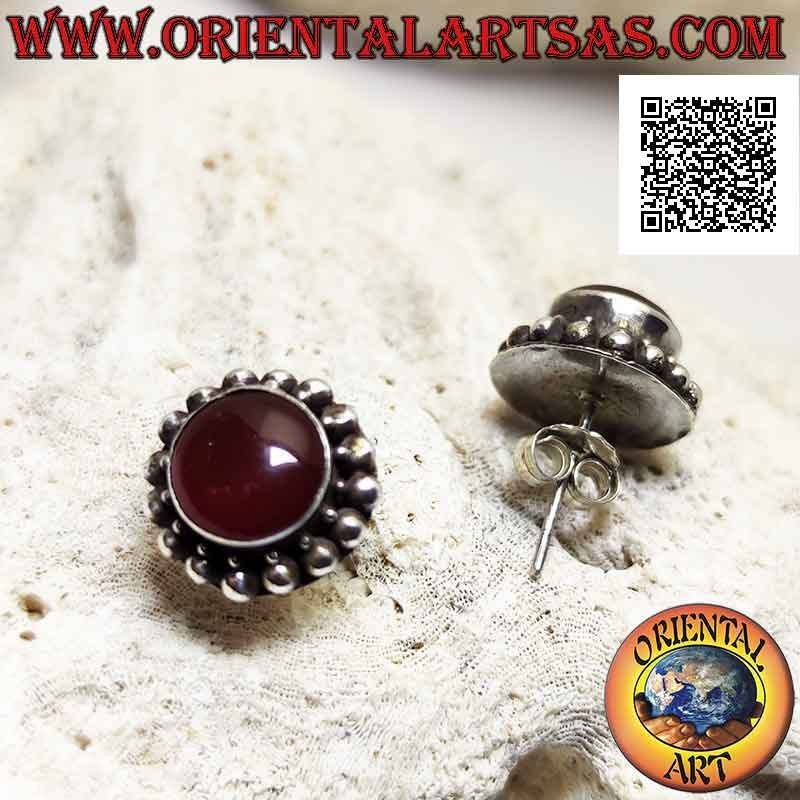 Orecchini in argento da lobo con corniola tonda cabochon contornata da sfere d'argento