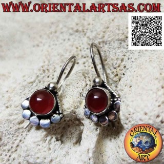 Boucles d'oreilles en argent avec cornaline cabochon rond entouré de clous en dessous et boule au-dessus