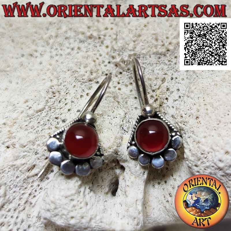 Boucles d'oreilles en argent avec cornaline cabochon rond entouré de clous en dessous et boule au-dessus