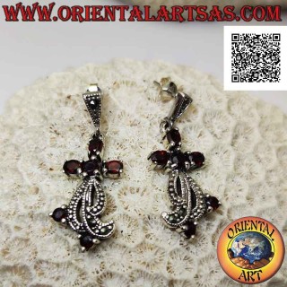 Boucles d'oreilles en argent avec grenats sertis et triple bande cloutée de marcassite